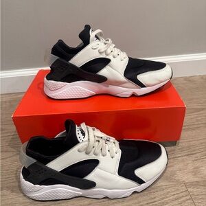 Nike men’s Black and White Huarache Sneakers